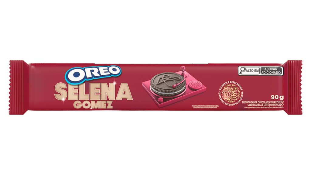 Embalagem do biscoito Oreo com colaboração de Selena Gomez, sabor leite condensado e canela, com destaque para o logo da marca e informações do produto.