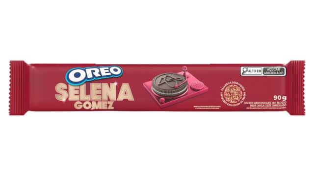 Embalagem do biscoito Oreo com colaboração de Selena Gomez, sabor leite condensado e canela, com destaque para o logo da marca e informações do produto.