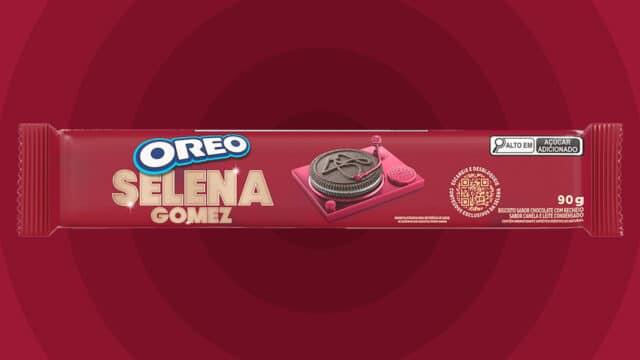 Embalagem do biscoito Oreo com colaboração de Selena Gomez, sabor leite condensado e canela, com destaque para o logo da marca e informações do produto e fundo vermelho com padrões circulares.
