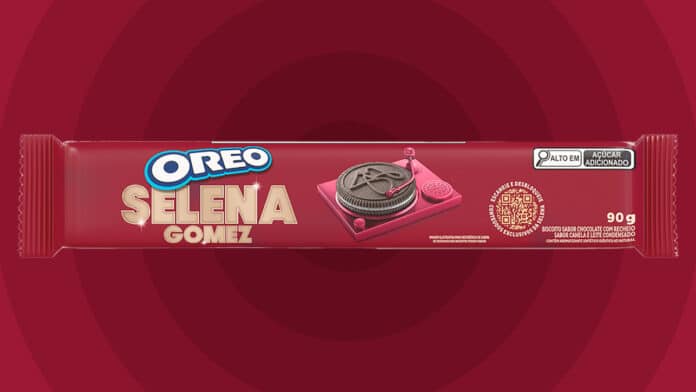 Embalagem do biscoito Oreo com colaboração de Selena Gomez, sabor leite condensado e canela, com destaque para o logo da marca e informações do produto e fundo vermelho com padrões circulares.