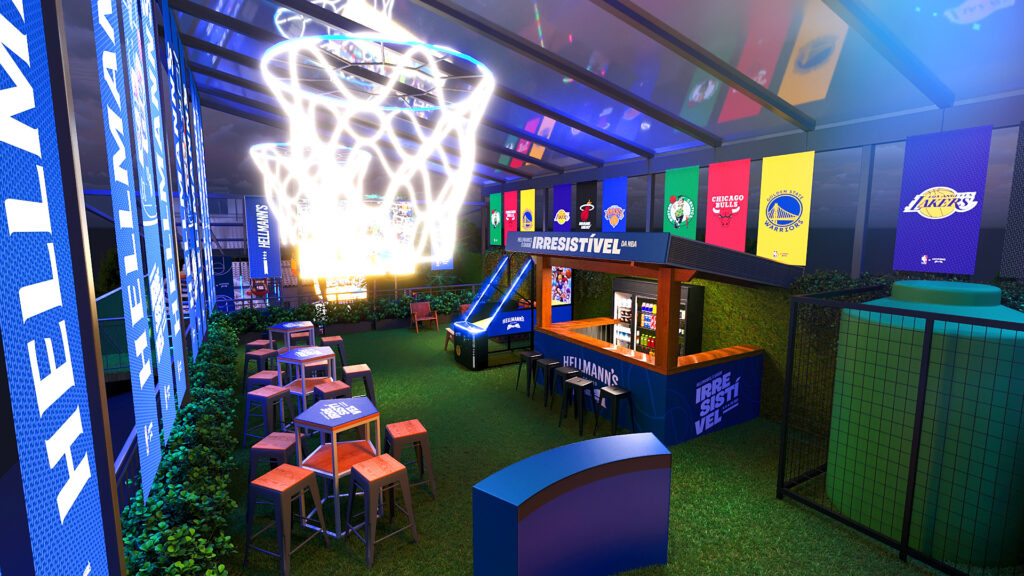Ambiente do Boteco Hellmann's decorado para a ativação da NBA, com mesas de bar, área verde e letreiros iluminados, criado para fãs de basquete em São Paulo.