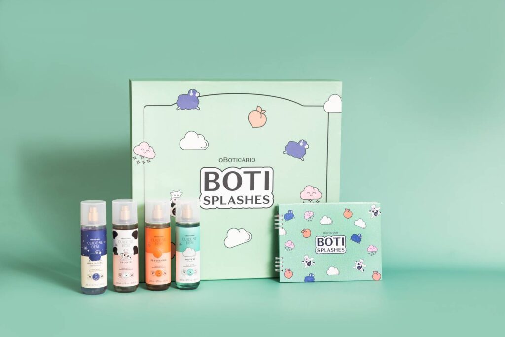 Conjunto de produtos da linha Boti Splashes do O Boticário, incluindo frascos de body splashes e um livro de colorir, sobre fundo verde claro.