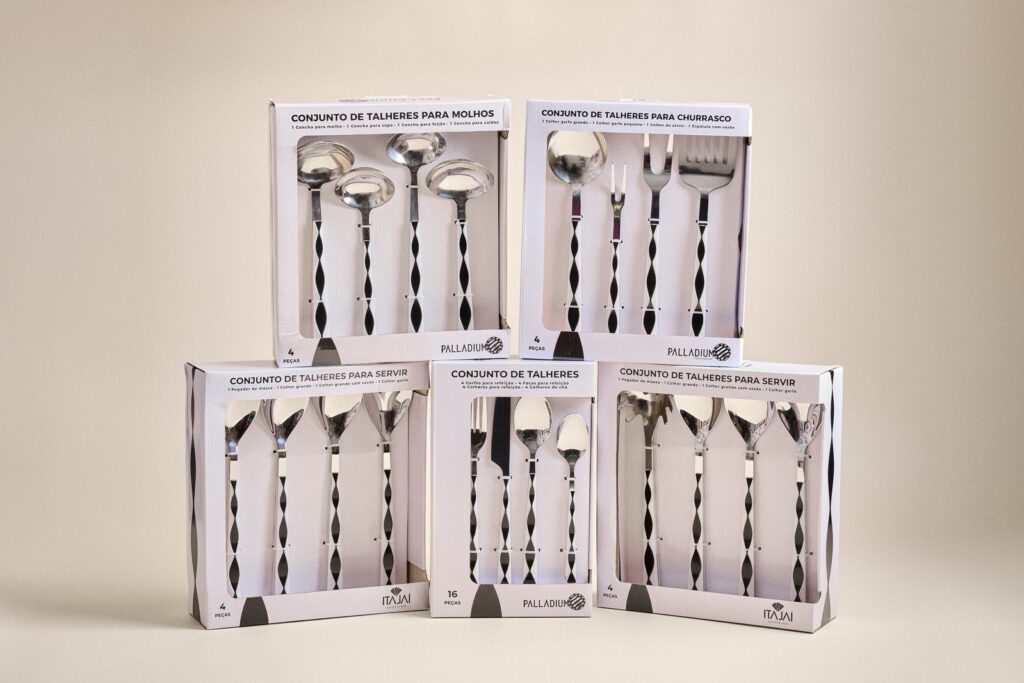 Conjuntos de talheres para servir, molhos e churrasco em embalagens personalizadas da marca Palladium.