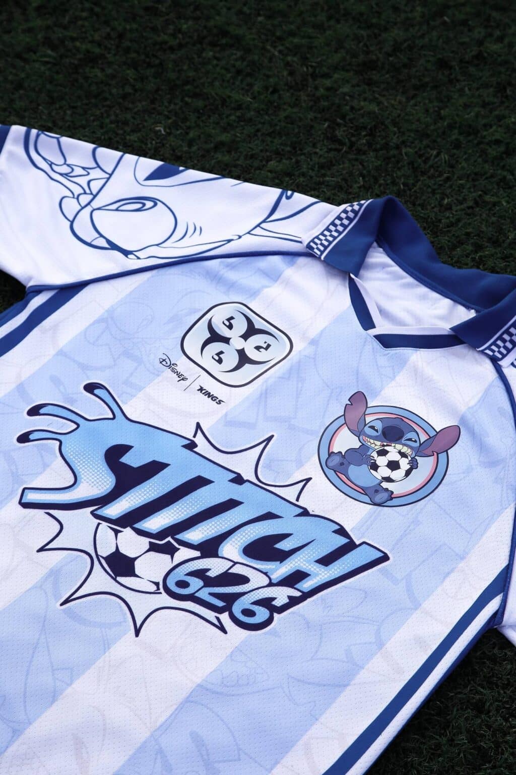 Camiseta jersey inspirada no Stitch, com estampa exclusiva e detalhes em azul. Design urbano e estilo de futebol, destacando o personagem segurando uma bola.