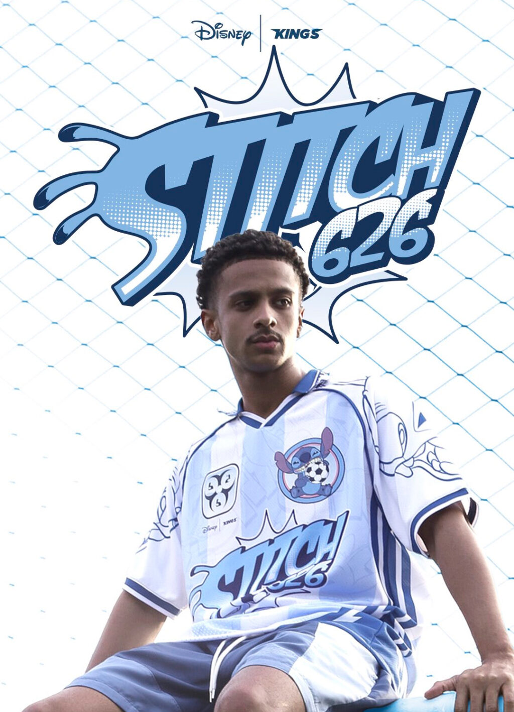 Modelo usando camiseta estilo jersey com estampa do Stitch, destaca a colaboração da Disney e Kings, em fundo azul claro.