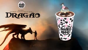 Um copo de milkshake da Milky Moo com decoração temática do filme 'Como Treinar o Seu Dragão', apresentando um dragão e um personagem em um cenário épico.