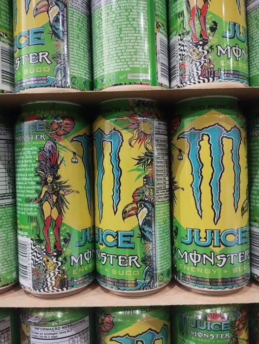 Latas do Monster Rio Punch Juice empilhadas, com design vibrante que remete à cultura carioca, apresentando elementos de Carnaval e frutas brasileiras.