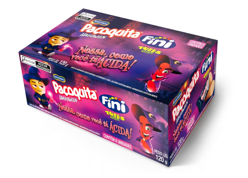 Caixa de Paçoquita Halloween da parceria entre Paçoquita e Fini, apresentando uma embalagem colorida com personagens que remetem ao Halloween, contendo 8 unidades de paçocas nos sabores morango e nata.