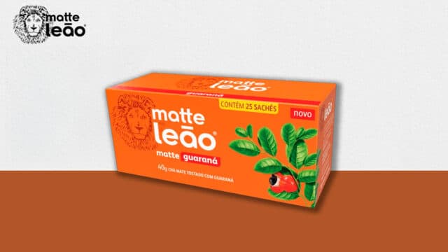 Caixa de Matte Leão Guaraná, contendo 25 sachês, com design vibrante e ilustrações de folhas de chá mate e guaraná.