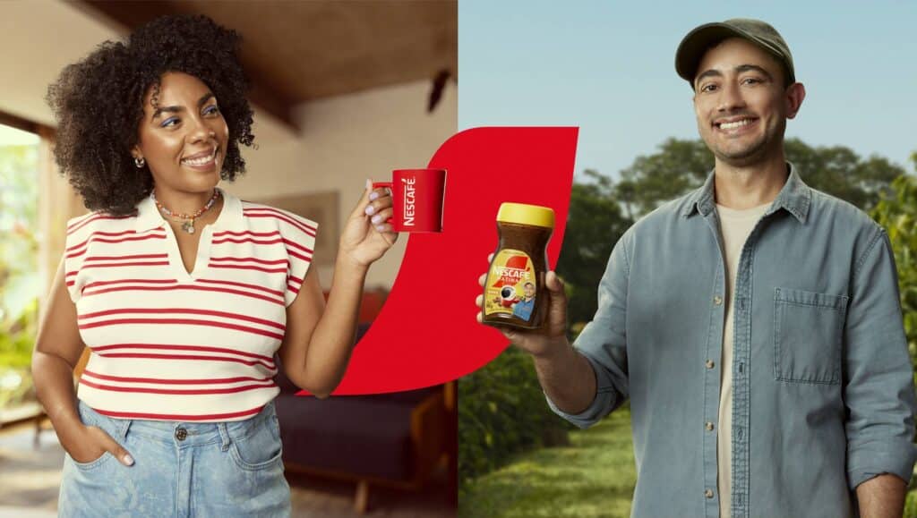 Mulher sorridente segurando uma caneca com a marca Nescafé e homem apresentando um frasco de café em um fundo que sugere uma plantação.