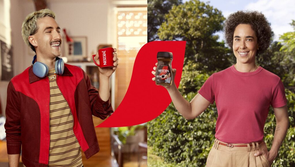 Um homem sorridente segurando uma caneca Nescafé ao lado de uma mulher sorridente segurando um frasco de café Nescafé, com uma plantação de café ao fundo.