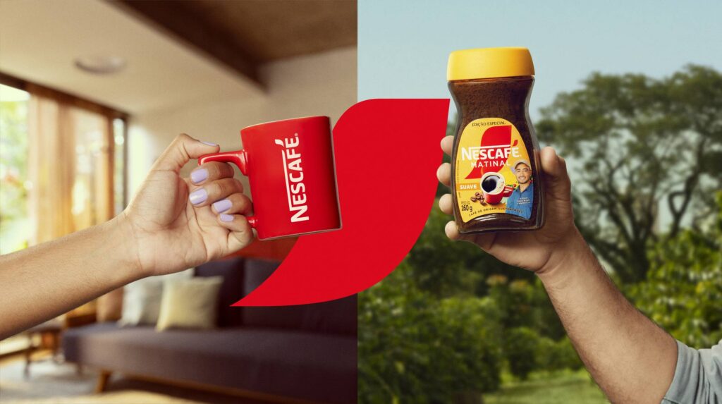 Uma mão segura uma caneca vermelha com o logo Nescafé, enquanto outra mão segura um pote de café Nescafé Matinal em um ambiente que mistura interior e natureza, simbolizando a conexão entre consumidores e produtores.