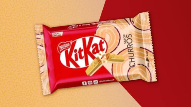 Embalagem do KitKat 4Fingers sabor Churros sobre fundo colorido.
