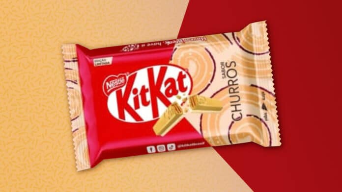 Embalagem do KitKat 4Fingers sabor Churros sobre fundo colorido.