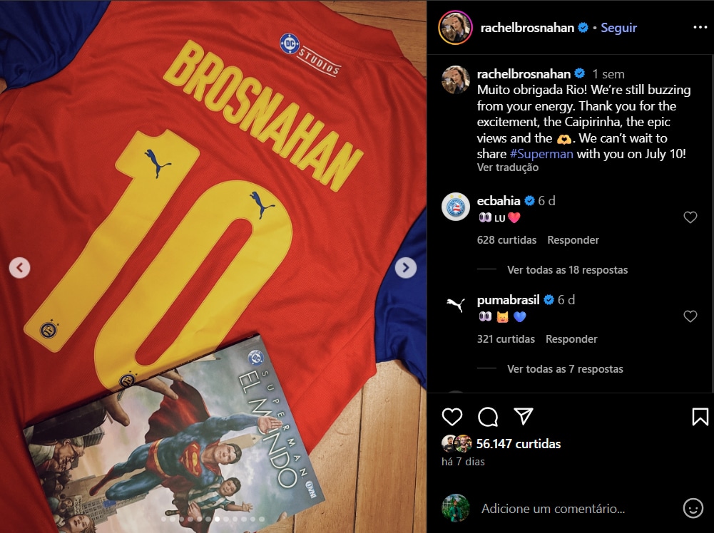 Camiseta esportiva do Bahia com o nome 'Brosnahan' e o número 10, ao lado de uma revista em quadrinhos do Superman.