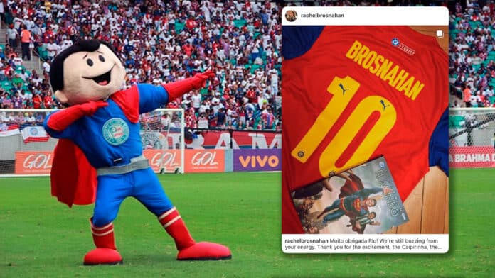 Mascote do Bahia vestido de super-herói em um campo de futebol, sorrindo e fazendo uma pose heroica, com torcedores ao fundo. Ao lado temos um screenshot da publicação de Rachel Bosnahan no Instagram onde exibe a parte traseira da camisa em colaboração da Puma com o Bahia e o filme Superman.