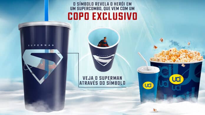 Copo temático do Superman com design que exibe o símbolo kryptoniano, acompanhado de um balde e copo de pipoca, promovendo um supercombo exclusivo da UCI.