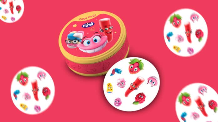 Caixa do jogo de cartas Caça Fini com ilustrações coloridas dos produtos Fini, em um fundo rosa.