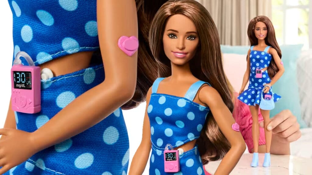 Boneca Barbie com diabetes tipo 1 vestindo um vestido azul de bolinhas, com um sensor contínuo de glicose no braço e uma bomba de insulina na cintura.