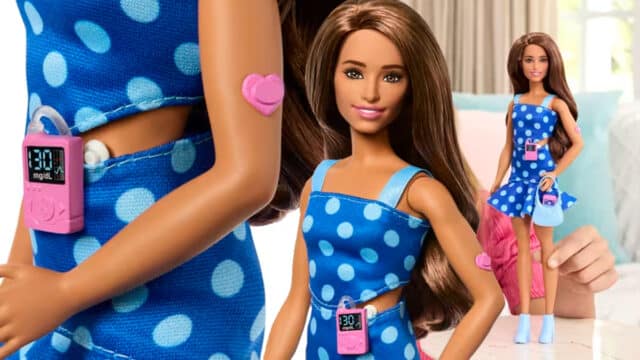 Boneca Barbie com diabetes tipo 1 vestindo um vestido azul de bolinhas, com um sensor contínuo de glicose no braço e uma bomba de insulina na cintura.