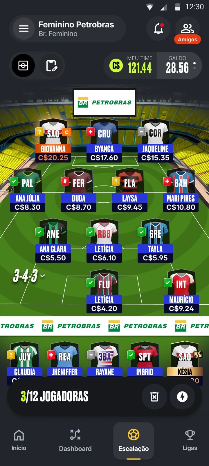 Tela do jogo Cartola Feminino Petrobras mostrando a escalação e informações do time em um fantasy game de futebol.