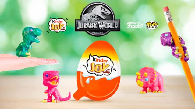 Brinde Kinder Joy da coleção Jurassic World com dinossauros no design Funko, exibindo figuras coloridas e um ovo Kinder Joy em destaque.