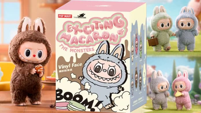 Bonecos colecionáveis Labubu da coleção The Monsters da Pop Mart, apresentando um personagem em um traje de coelho marrom, sorrindo e segurando um doce, ao lado de uma caixa de brinquedos Exciting Macaron ilustrada com outros personagens da coleção.