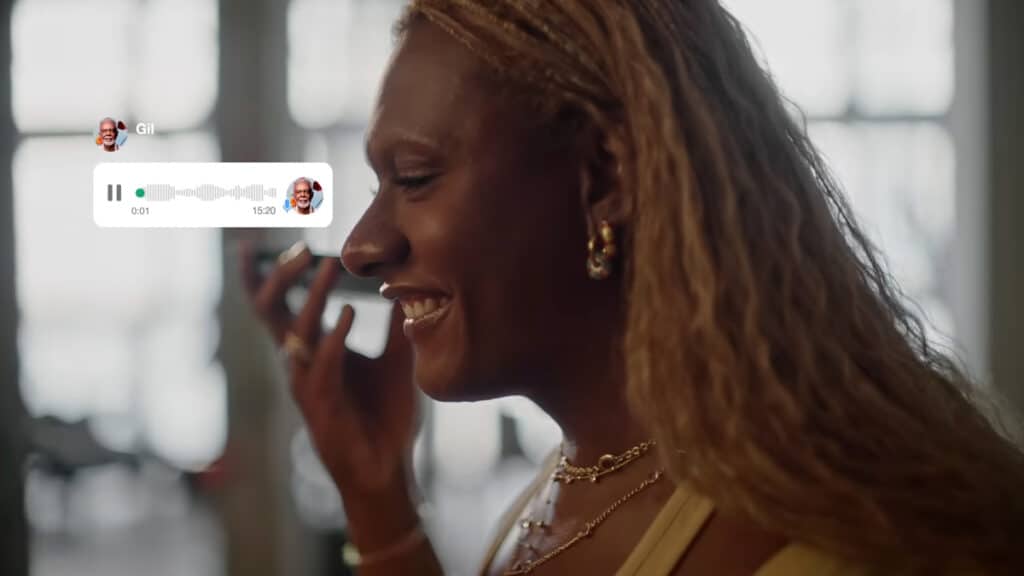Frame do vídeo no youtube onde Liniker sorri ao ouvir voz de Gilberto Gil por áudio do WhatsApp