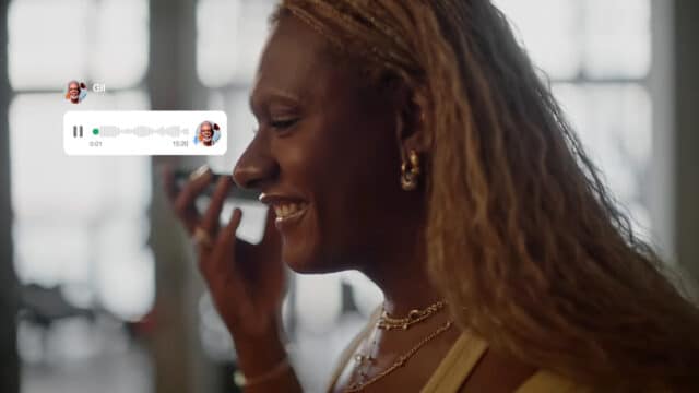 Frame do vídeo no youtube onde Liniker sorri ao ouvir voz de Gilberto Gil por áudio do WhatsApp