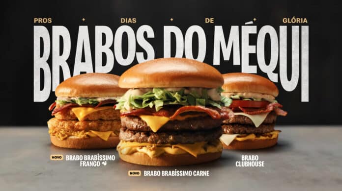 Imagem de três hambúrgueres do McDonald's, incluindo o novo Brabo Brabíssimo Frango, Brabo Brabíssimo Carne e Brabo Clubhouse, com fundo escuro e texto destacado 'Pros dias de glória'.