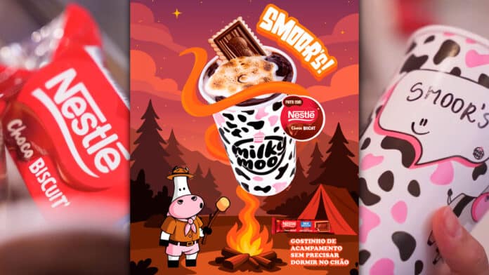 Imagem promocional do novo produto Smoor's da Milky Moo, com o copo decorado e elementos gráficos de acampamento e fogueira ao fundo. Inclui produtos Nestlé, como Chocobiscuit.