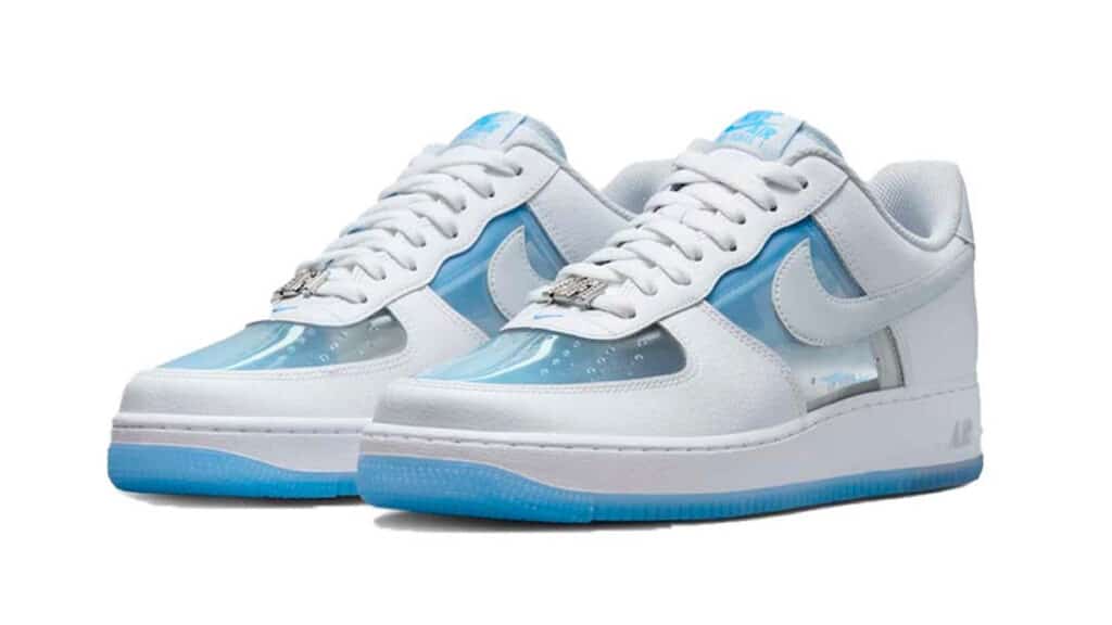 Tênis Nike Air Force 1 'Invisible Woman 2.0' com predominância de azul claro e detalhes translúcidos, apresentado em um fundo branco.