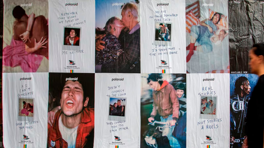 Uma colagem de pôsteres de campanha da Polaroid, apresentando fotografias diversas e frases provocativas sobre a vida no offline e a importância da conexão humana.