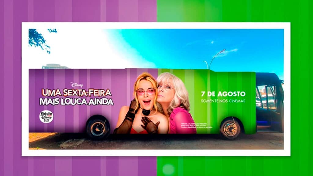 gkpb-radio-disney-onibus-balada Ônibus adesivado com arte de divulgação do filme "Uma Sexta-Feira Mais Louca Ainda", da Disney. O veículo está dividido em duas cores: a metade esquerda em roxo e a direita em verde. No lado roxo, aparecem os dizeres "Uma Sexta-Feira Mais Louca Ainda" e o logo da Rádio Disney 91.3. Ao centro, há uma imagem das protagonistas do filme, uma jovem loira de óculos rosa e uma mulher mais velha com cabelo branco e expressão divertida. No lado verde, lê-se "7 de agosto – Somente nos cinemas". Ao fundo, céu azul e parte de uma rua urbana.