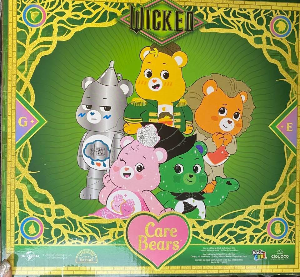 Imagem ilustrativa dos Ursinhos Carinhosos em colaboração com Wicked, mostrando cinco ursinhos representando personagens do musical: Elphaba, Glinda, o Homem de Lata, o Espantalho e o Leão, em um fundo verde com elementos gráficos.