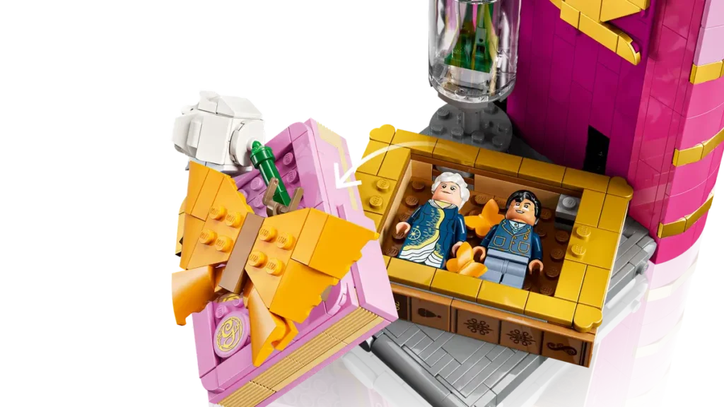 Imagem do conjunto LEGO 75691 Glinda & Elphaba Bookends, destacando a parte rosa com minifiguras de Madame Morrible e Fiyero em um compartimento secreto, além de uma borboleta decorativa no topo.