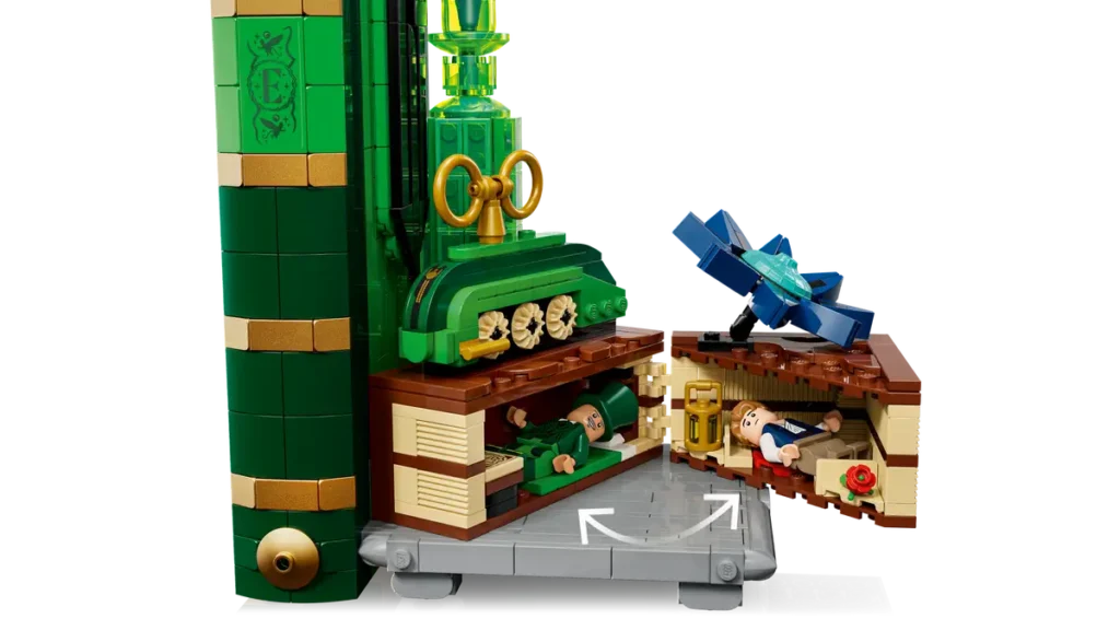 Detalhe do conjunto LEGO 75691 Glinda & Elphaba Bookends, mostrando o lado verde com a miniatura da Cidade das Esmeraldas, o livro Grimmerie e minifiguras secretas, incluindo o Mágico de Oz e Fiyero.