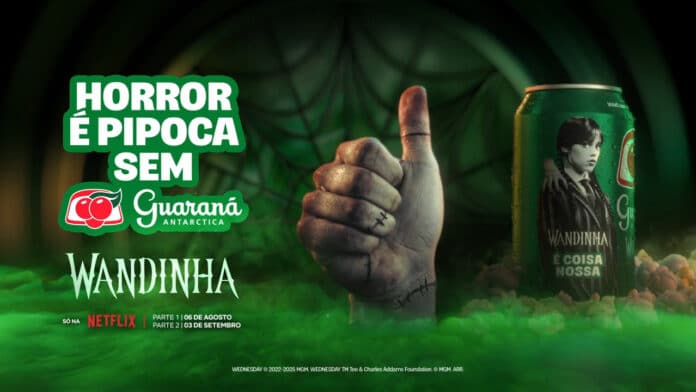 imagem mostra Guaraná Antarctica com imagem da Wandinha ao lado da Mãozinha, personagem da série.