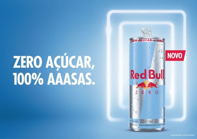 Imagem mostra lata de red bull com escrita ao lado "Zero Açúcar, 100% Aaasas"