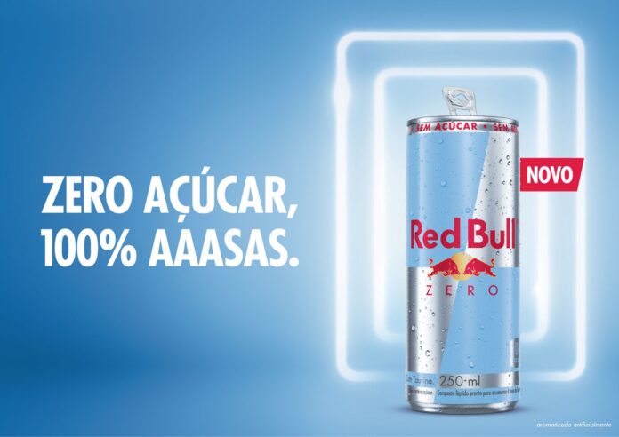 Imagem mostra lata de red bull com escrita ao lado