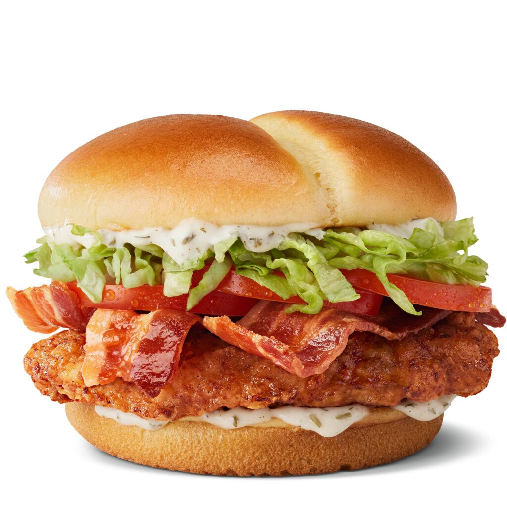 Sanduíche McCrispy Chicken Bacon Ranch com frango empanado, bacon, alface, tomate e molho ranch em pão de batata.
