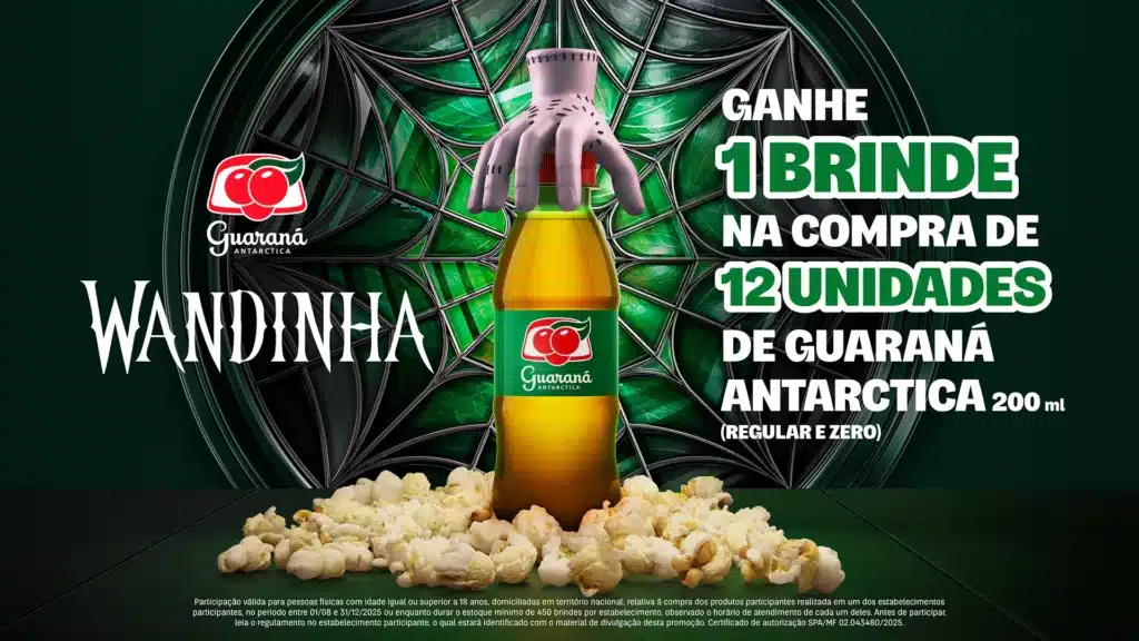 Anúncio promocional da Guaraná Antarctica destacando a compra de 12 unidades de refrigerante que inclui um brinde de Wandinha, com fundo escuro e elementos de cultura pop.