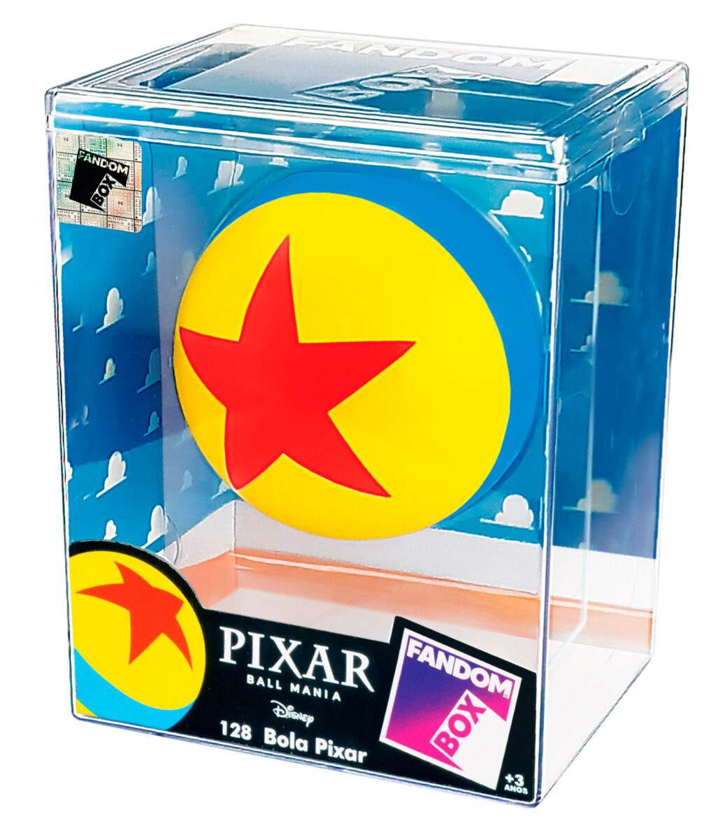 Bola Pixar da coleção Fandom Box, apresentada em uma embalagem de plástico transparente com fundo azul e nuvens, destacando a famosa bola amarela com estrela vermelha.