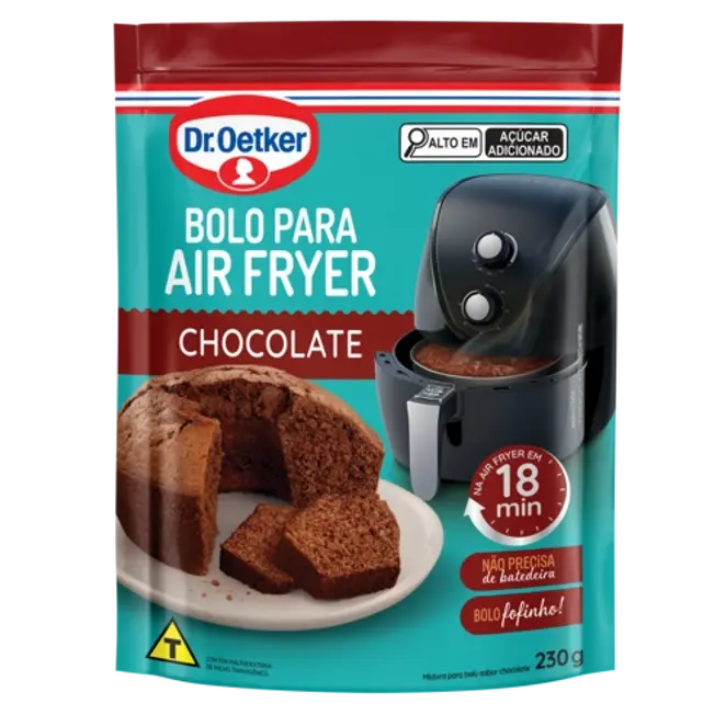 Embalagem do bolo para Air Fryer da Dr. Oetker, sabor chocolate, com bolo fatiado ao lado e uma Air Fryer exibida ao fundo. Destaca-se que o bolo é preparado em até 18 minutos.
