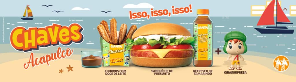 Imagem do combo Chaves Acapulco do Giraffas, apresentando um sanduíche de presunto, churros com doce de leite, refresco de tamarindo e um boneco colecionável, com um cenário de praia ao fundo.