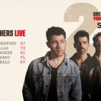Imagem exibindo os Jonas Brothers juntamente com as datas que acontecem os shows que serão transmitidos pela Samsung TV Plus
