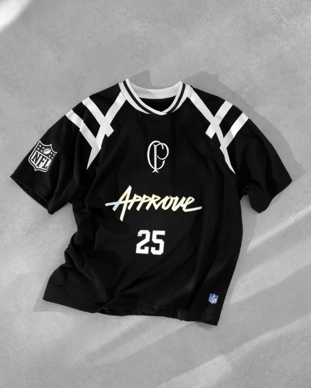 Camiseta preta da marca Approve com detalhes brancos, logo da NFL e o número 25 estampado.