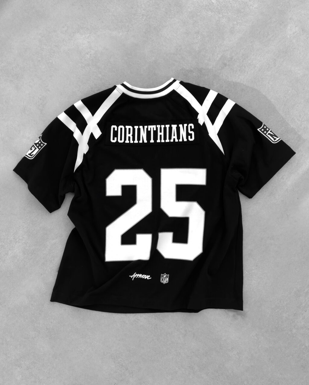 Camiseta preta com detalhes em branco, com o nome 'CORINTHIANS' e o número '25' na parte de trás, desenhada em colaboração com a NFL e a marca Approve.