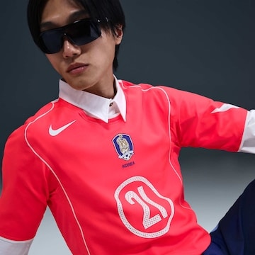 Modelo de camiseta da seleção sul-coreana inspirado nos anos 2000, na cor rosa com o número 21 e os emblemas da equipe.