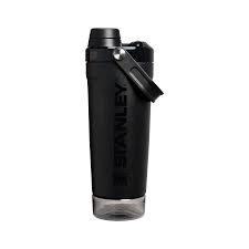 Ativador shaker preto da Stanley, projetado para o público fitness, com tampa antivazamento e design prático.